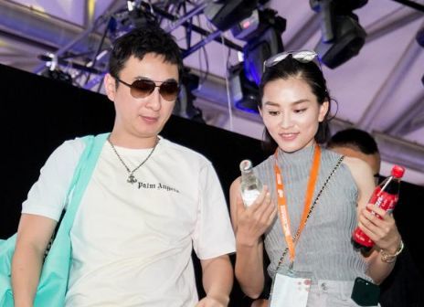 这个町町单车的创始人叫做丁伟,是一位富二代.